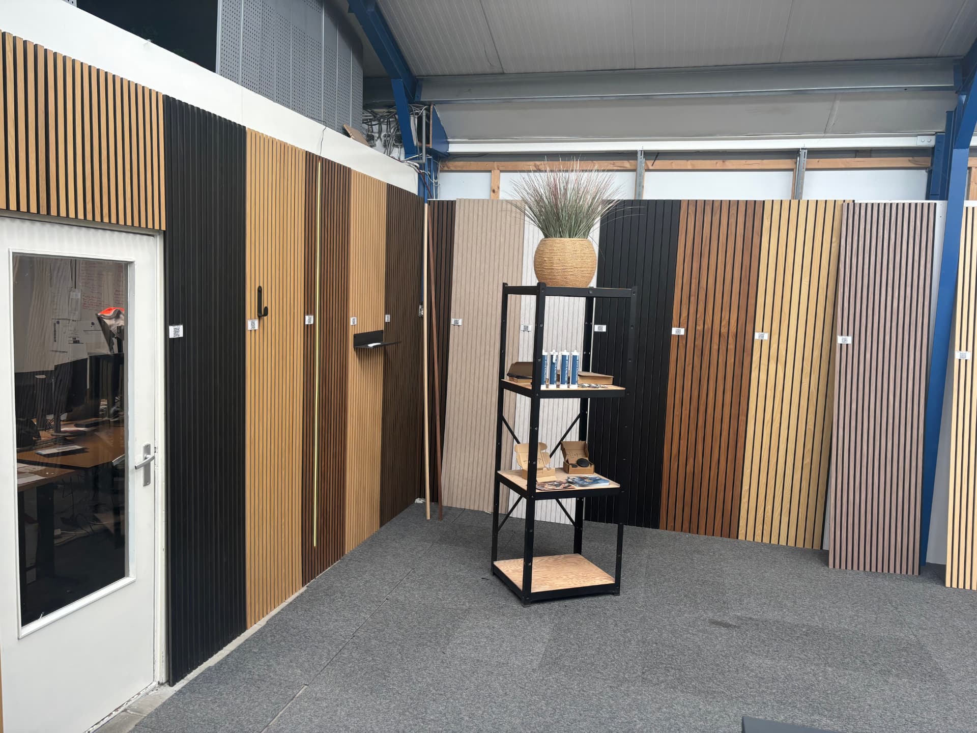 Showroom van Leno Deco in Oirschot met wandpanelen opgesteld