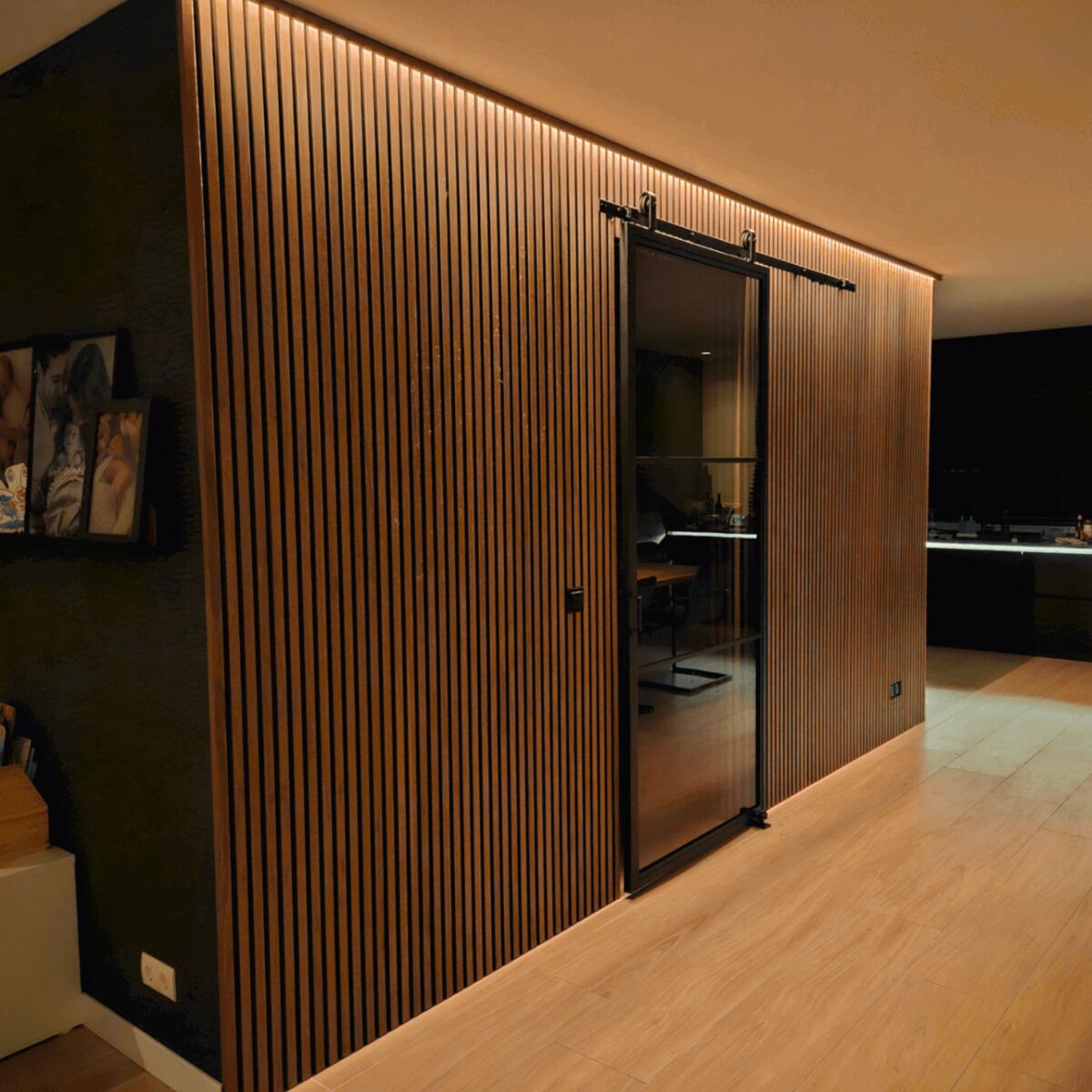 Akoestische wand met schuifdeur en sfeerverlichting