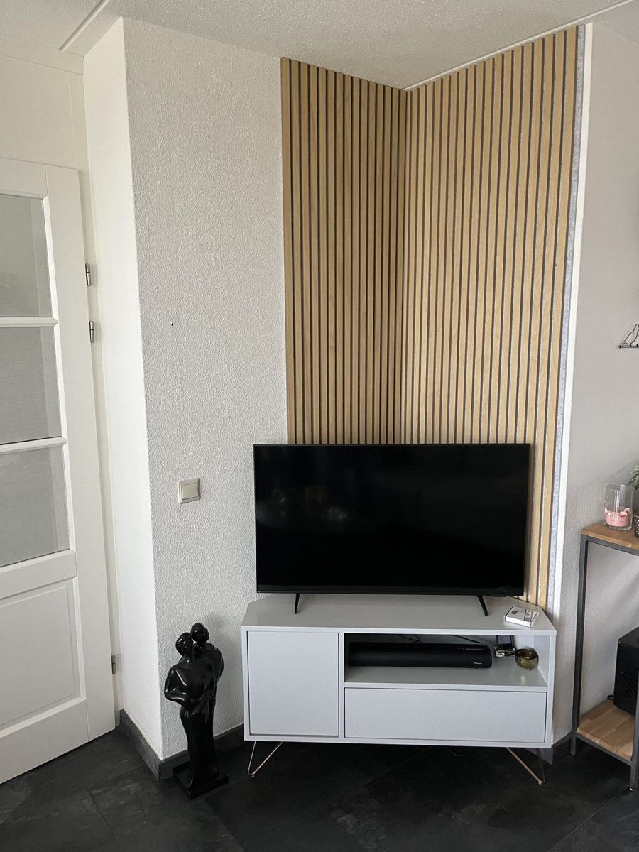 Eiken akoestische panelen achter de tv bij een klant