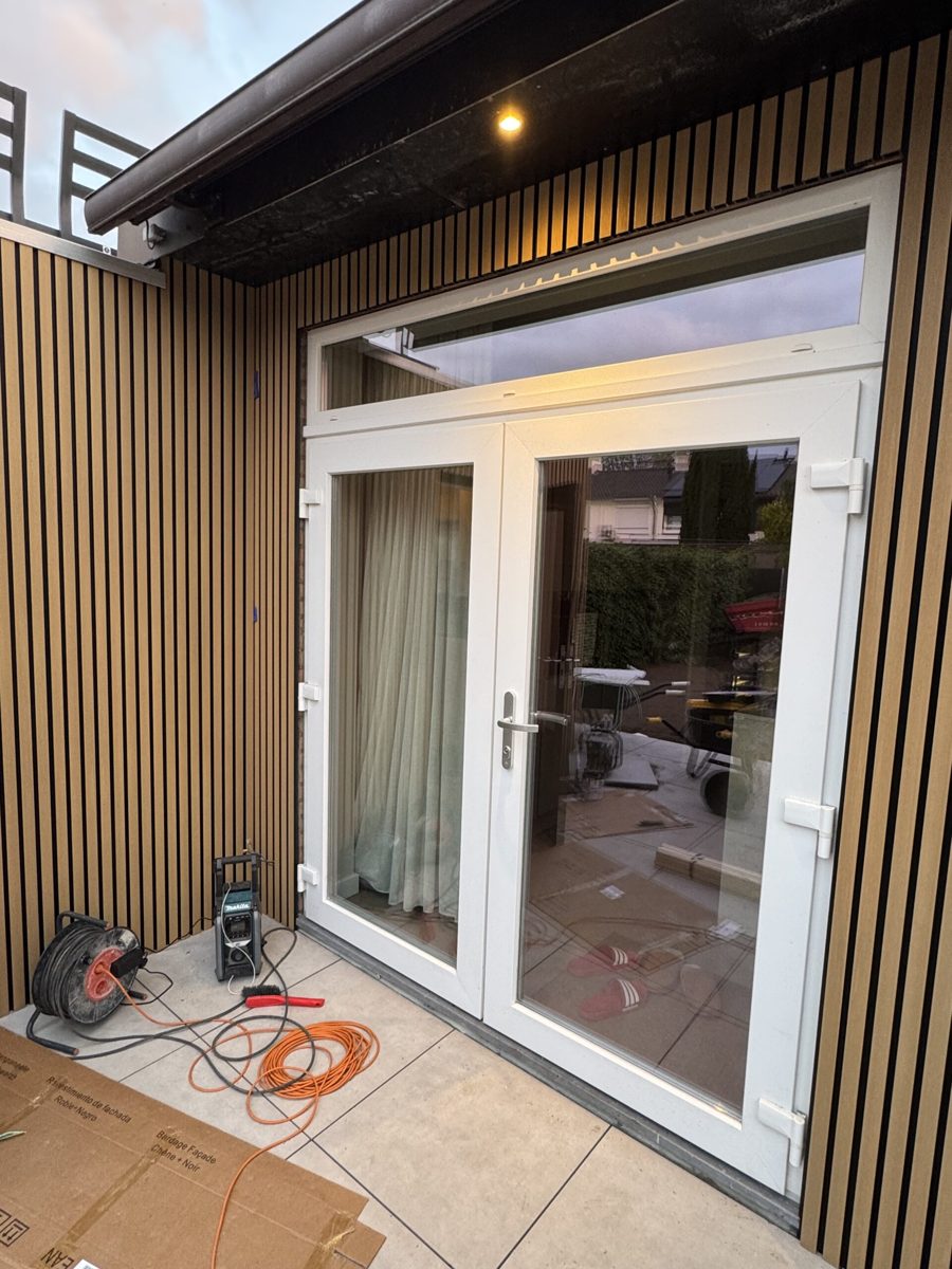 Uitbouw met gevelbekleding rond de tuindeuren